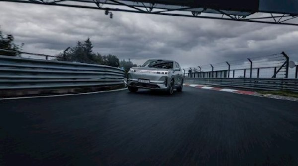 杜德配资 吉利银河M9现身纽北赛道 大六座SUV正完成最后性能验证