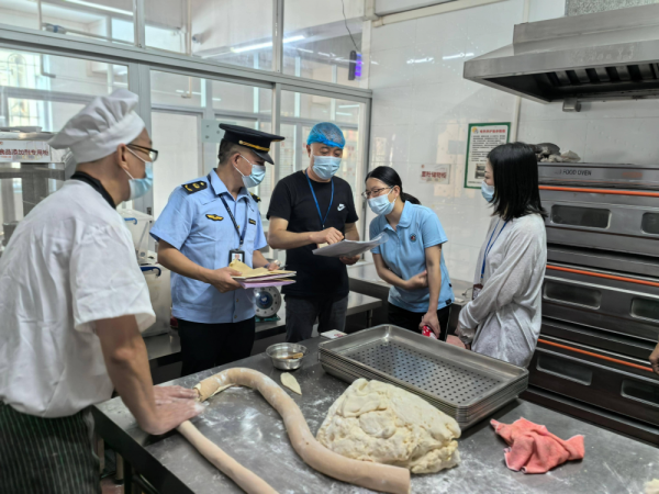 亿正策略 守护师生“舌尖上的安全”！番禺区钟村街开展校园饭堂食品安全专项检查